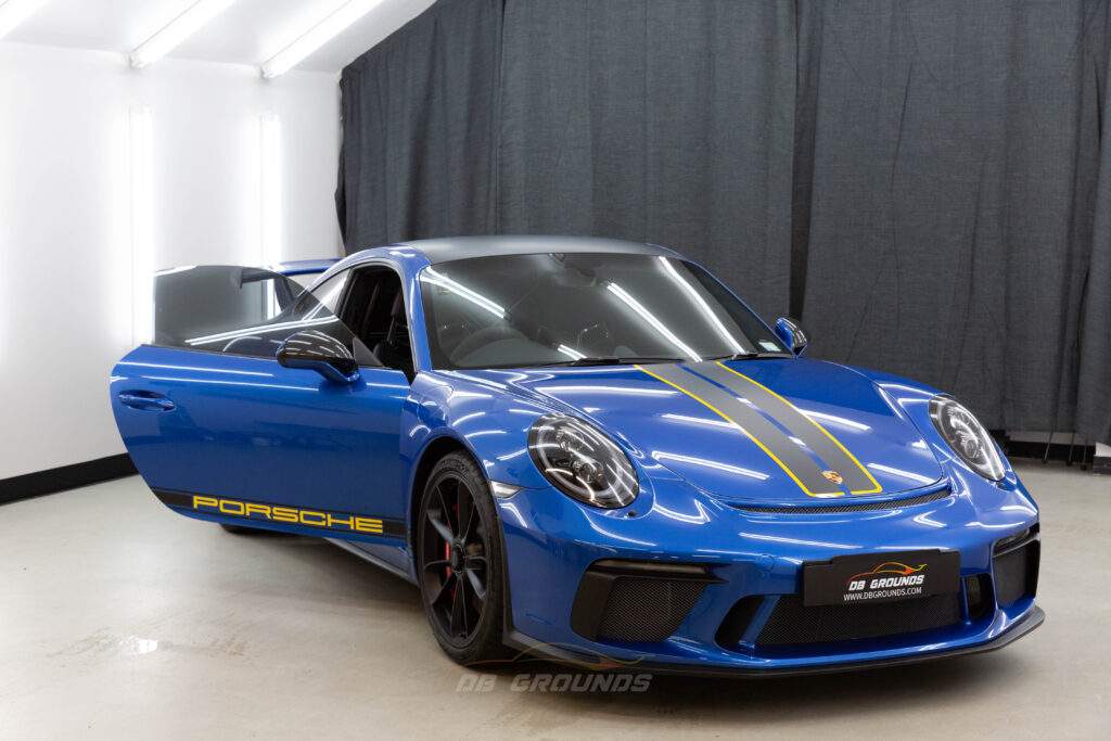 porsche gt3 with blue car wrap